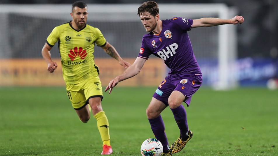 Glory v Wellington - hub - Alex Grant on the ball