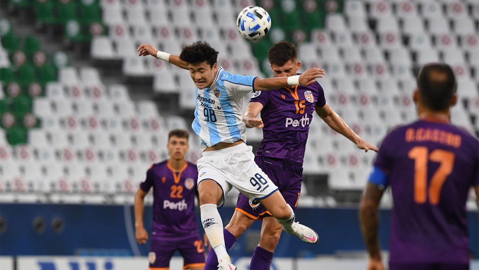 Glory v Ulsan Hyundai - Brandon Wilson heading