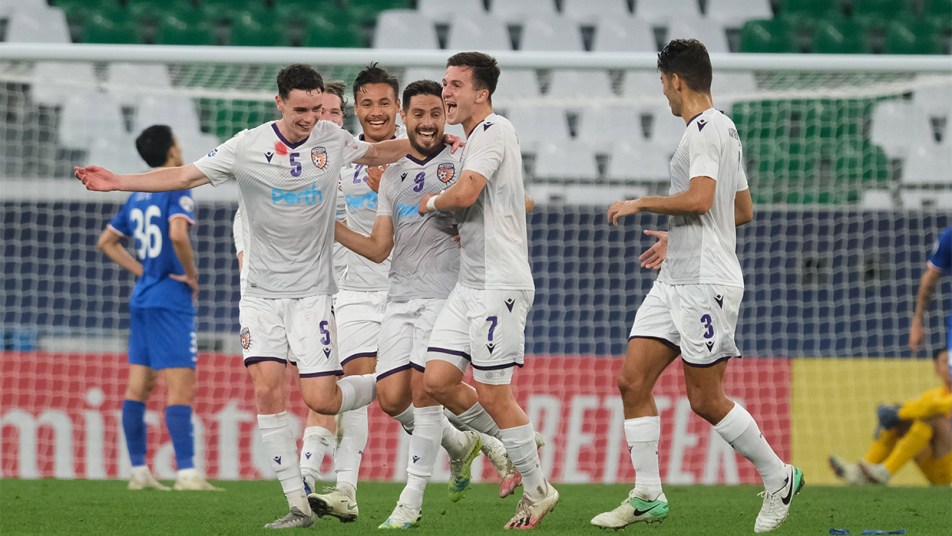 Shanghai Shenhua v Glory - Bruno Fornaroli and co celebrate