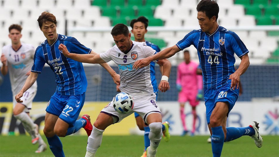 Ulsan Hyundai v Glory - Bruno Fornaroli on the ball