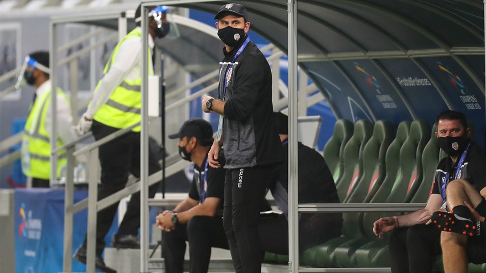 Ulsan Hyundai v Glory - Richard Garcia on the bench