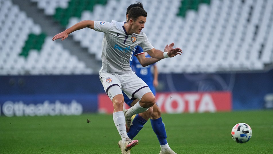 Shanghai Shenhua v Glory - Luke Bodnar challenging