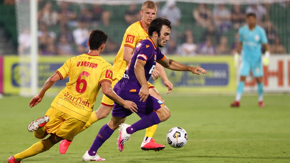Glory v Adelaide United 2021 - Nick D'Agostino on the run