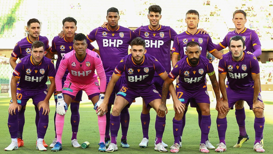 Glory v Roar 2021 - team photo
