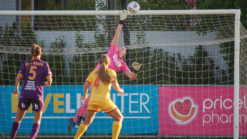 WWL - Glory v Adelaide United - Fotoenzo - Lily Alfeld save