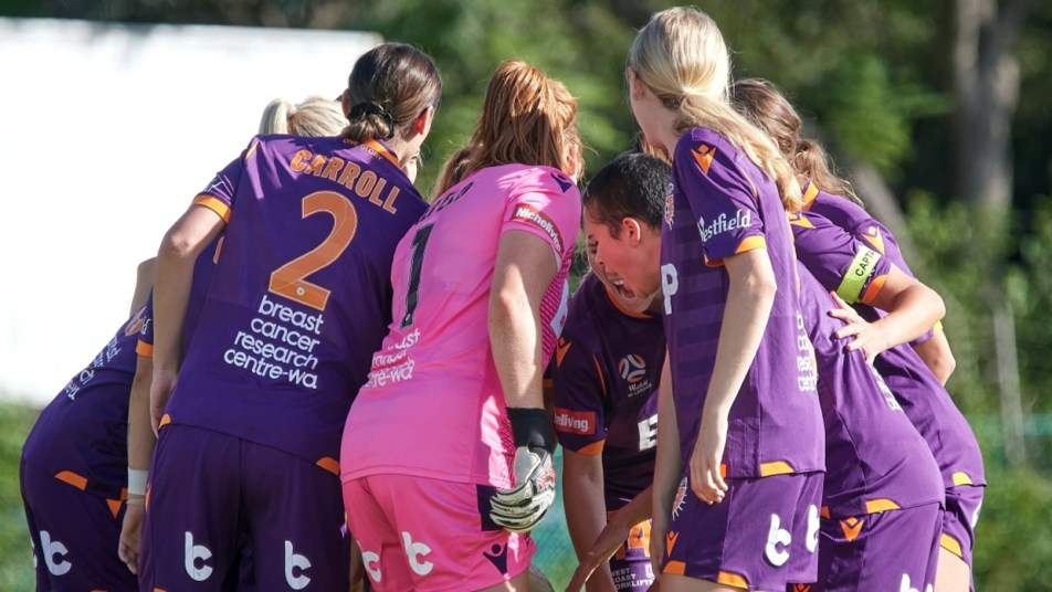WWL - Glory v Adelaide United - Fotoenzo - team huddle