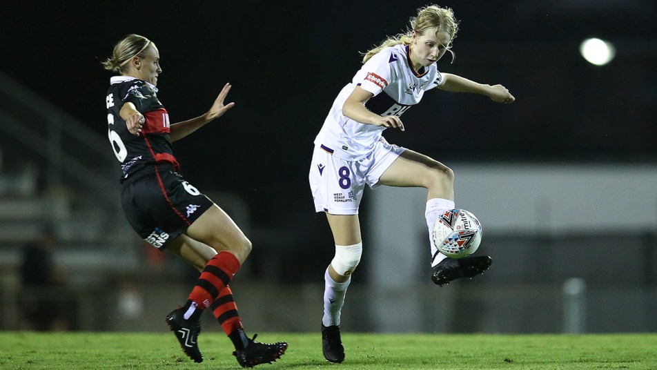WWL - WSW v Glory - Hana Lowry riding a tackle