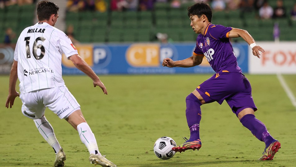 Glory v Jets - Kosuke Ota takes on his man
