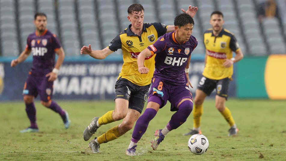 Mariners v Glory 2021 - Kosuke Ota on the ball
