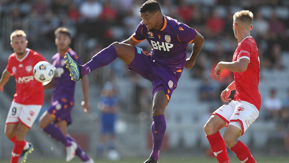 Phoenix v Glory 2021 - Darryl Lachman challenging
