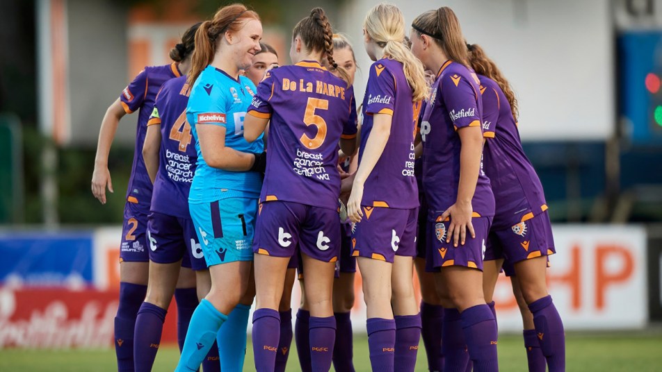 WWL - Glory v Jets - Fotoenzo - team huddle