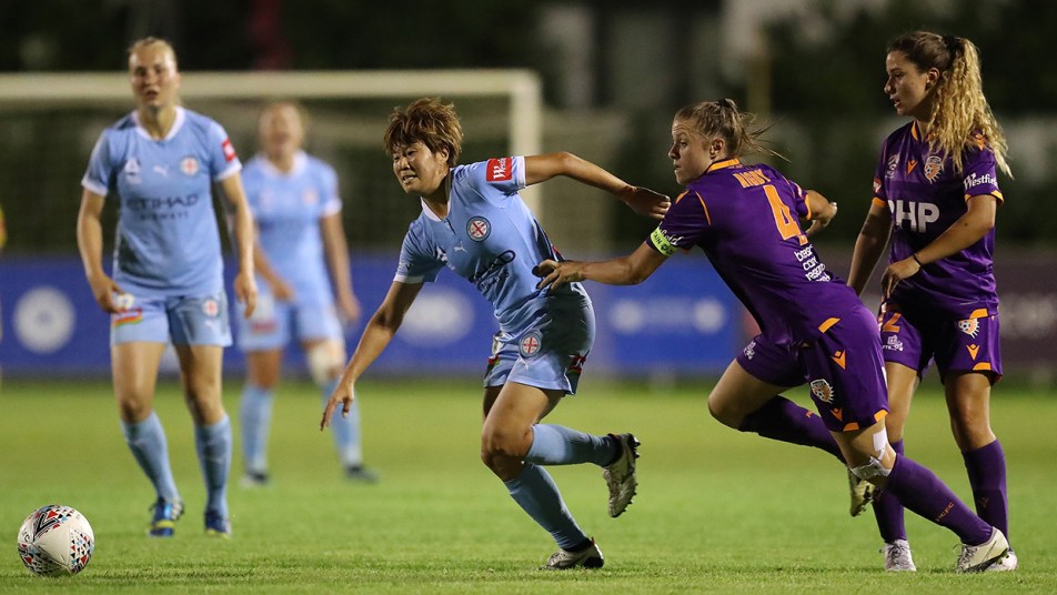 WWL - Glory v Melbourne City - Natasha Rigby battling