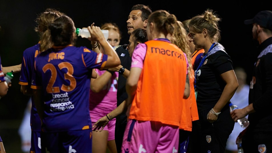 WWL - Glory v Victory - Fotoenzo - Alex Epakis rallying the troops