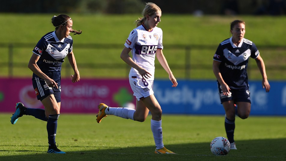 WWL - Victory v Glory - Hana Lowry on the ball