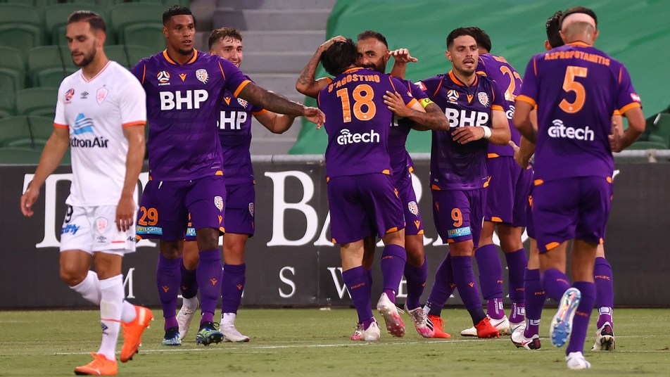 Glory v Roar 2021 - players celebrate