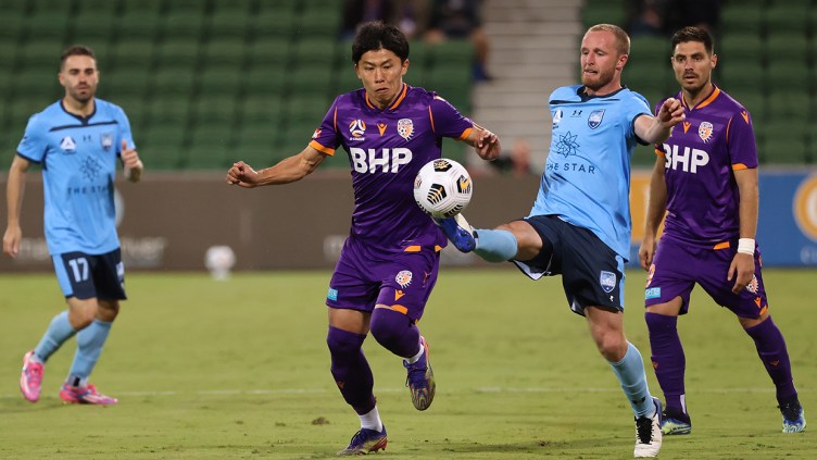 Glory v Sydney FC - Kosuke Ota challenging