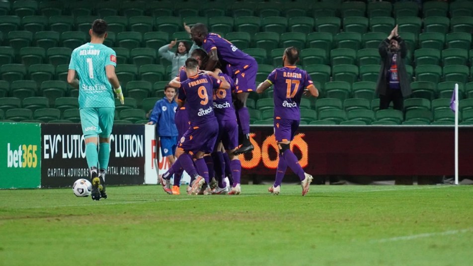 Glory v Adelaide May 2021 - players celebrate