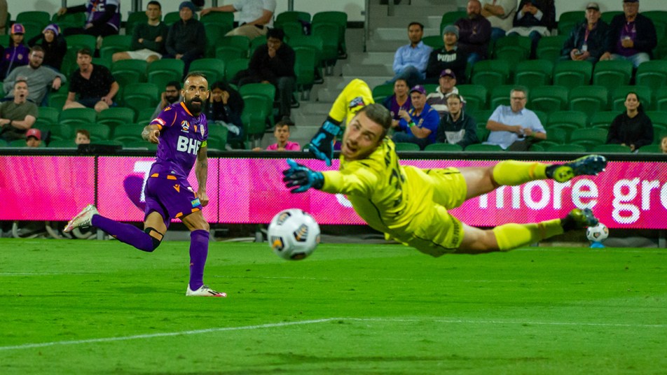 Glory v WSW 2021 - VIP - Diego Castro shoots