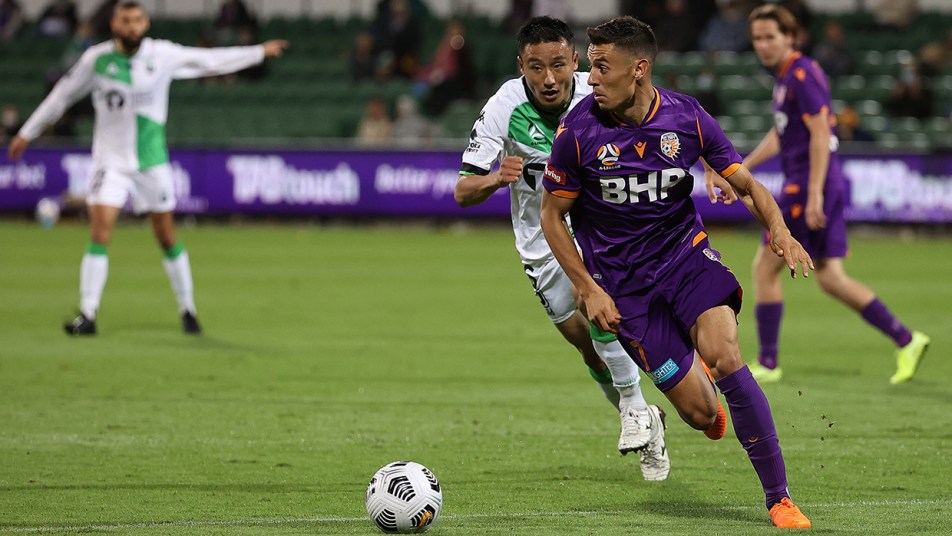 Glory v Western United - Chris Ikonomidis on the ball