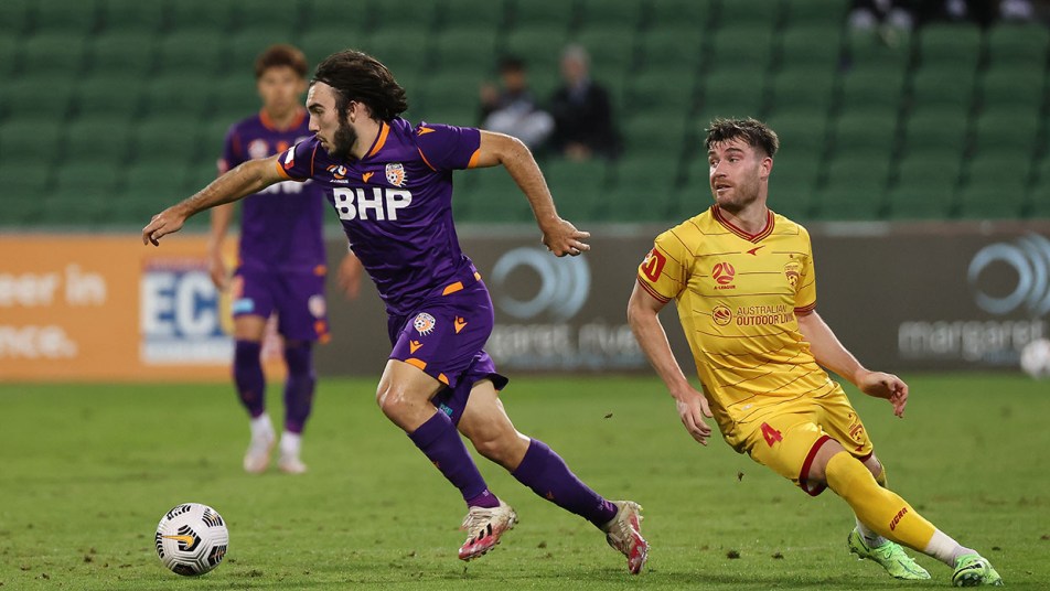 Nick D'Agostino on the ball v Adelaide