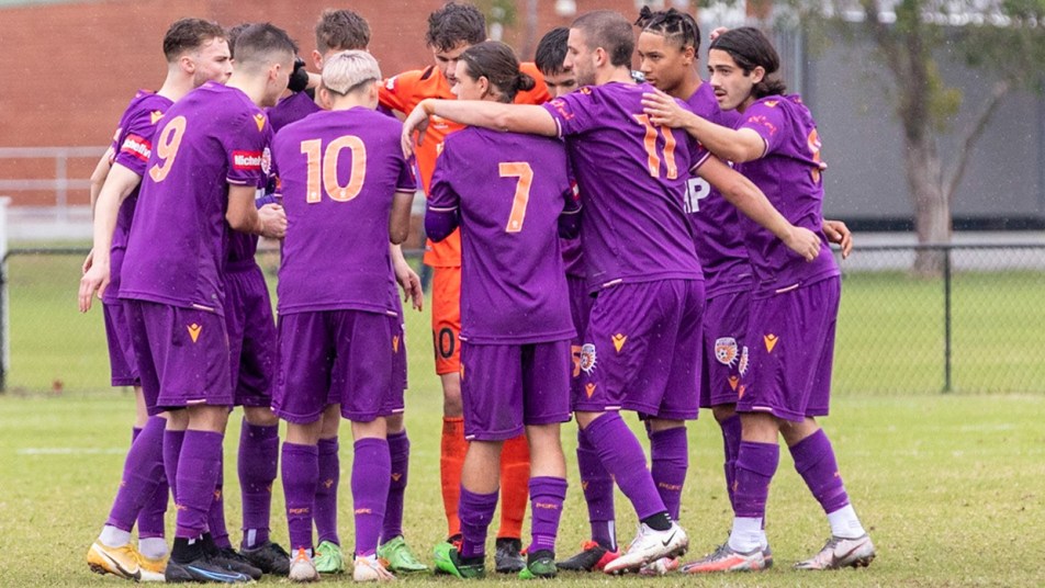 NPL 2021 - Glory v ECU - team huddle